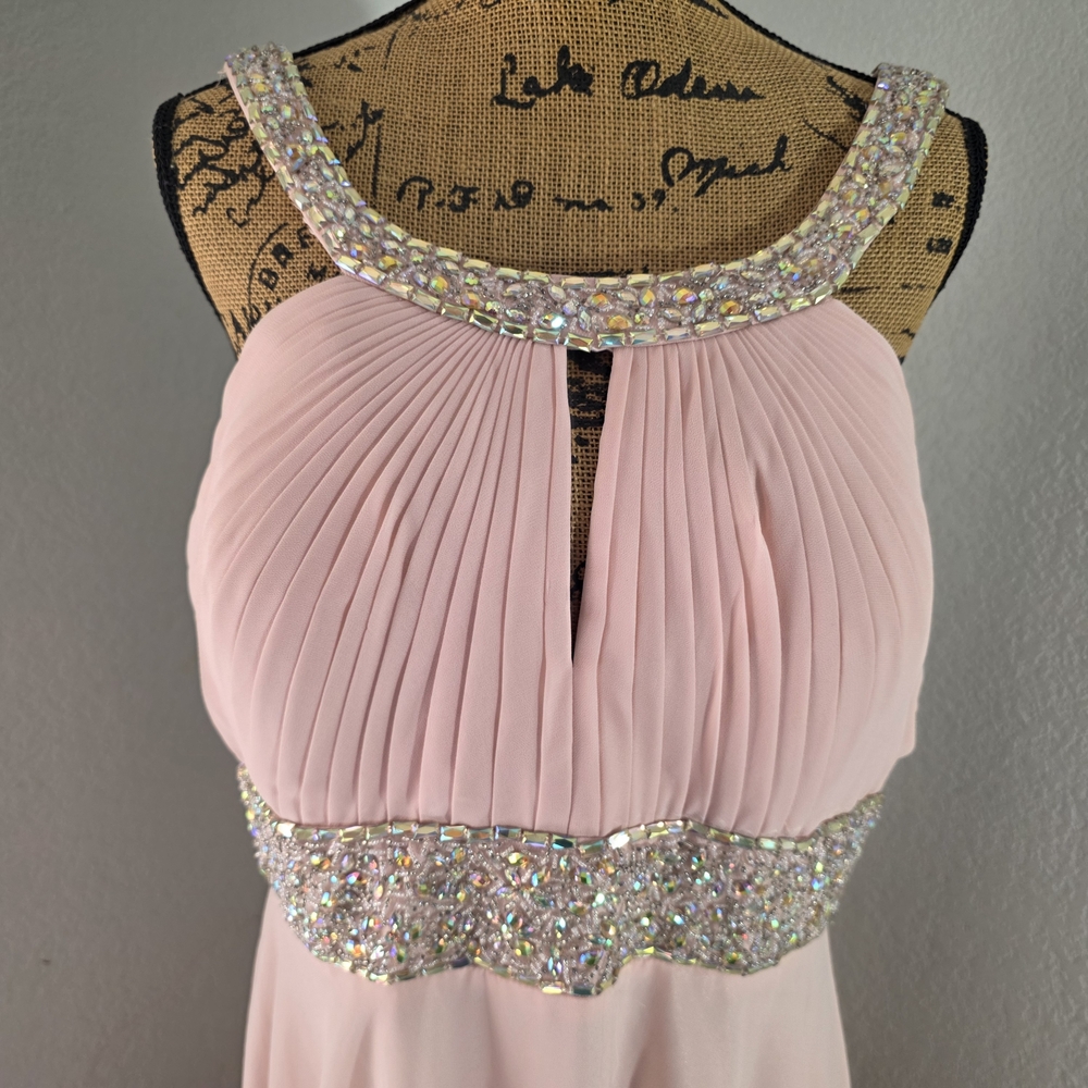 Cindy - Chic Blush Maxi Dress with Embellished Waist - Size XXL - Picture 3 of 6
